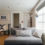 Renovated & Modern Home In Downtown Philly